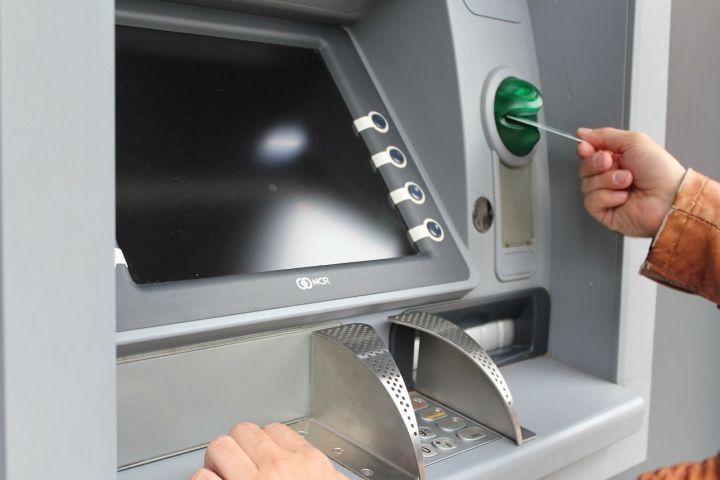 Почему не стоит распечатывать чек из банкомата