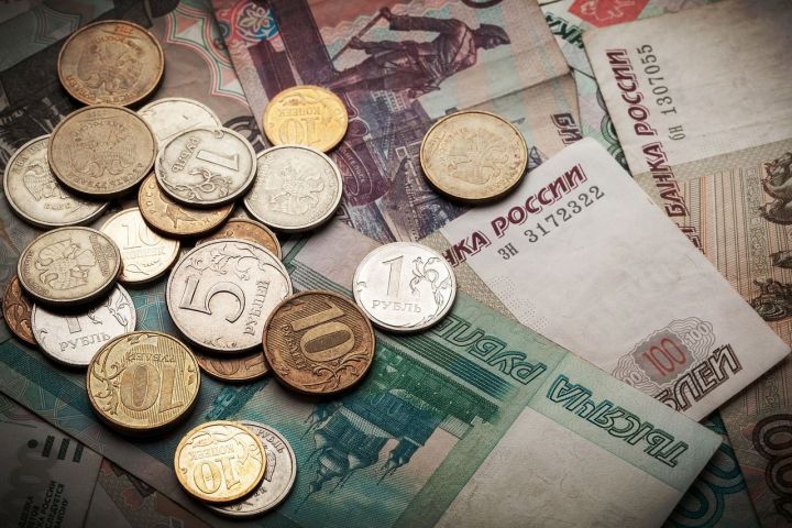 Месячная зарплата работника не должна быть ниже 14 тыс. рублей