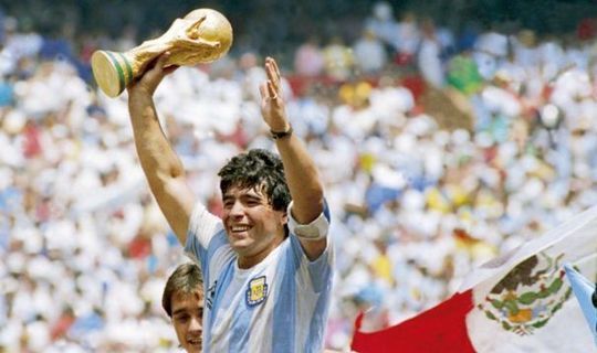 Покойся с миром, Диего: как мировой футбол оплакивает легендарного аргентинца Марадону