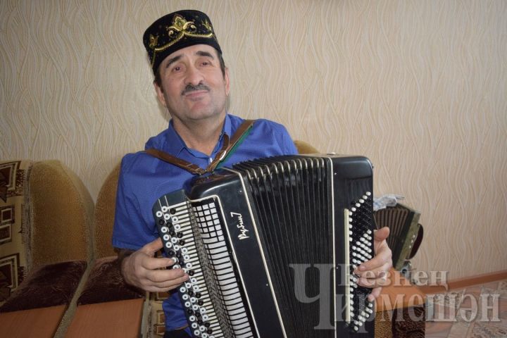 Баянист-любитель, певец из Черемшанского района часто берет в руки подаренный баян