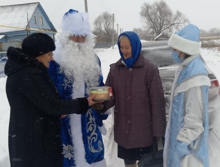 Әмир авылында Кыш Бабай олыларга күчтәнәчләр таратты