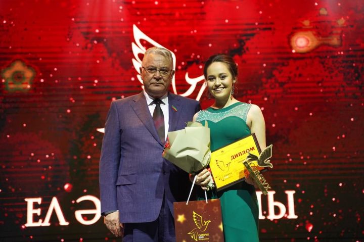 Кармыш кызы Гөлназ Гатина "Сәмрух" премиясе белән бүләкләнгән