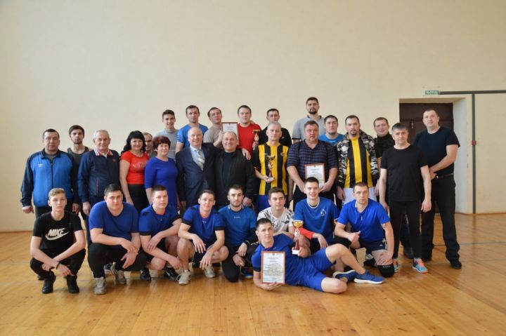 В Черемшане победители чемпионата по волейболу получили денежные призы