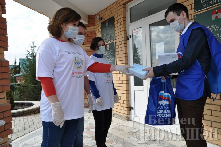 В Черемшанском районе от имени политической партии «Единая Россия» раздавали медицинские маски