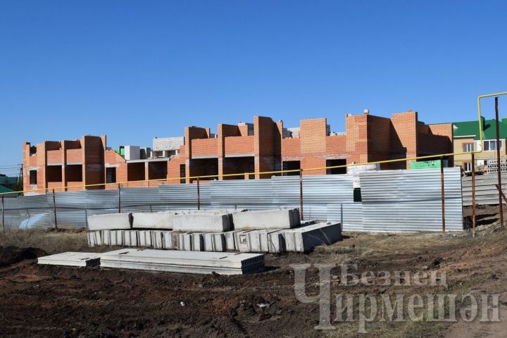 В Черемшане у строящегося многоквартирного арендного дома скоро будет и крыша