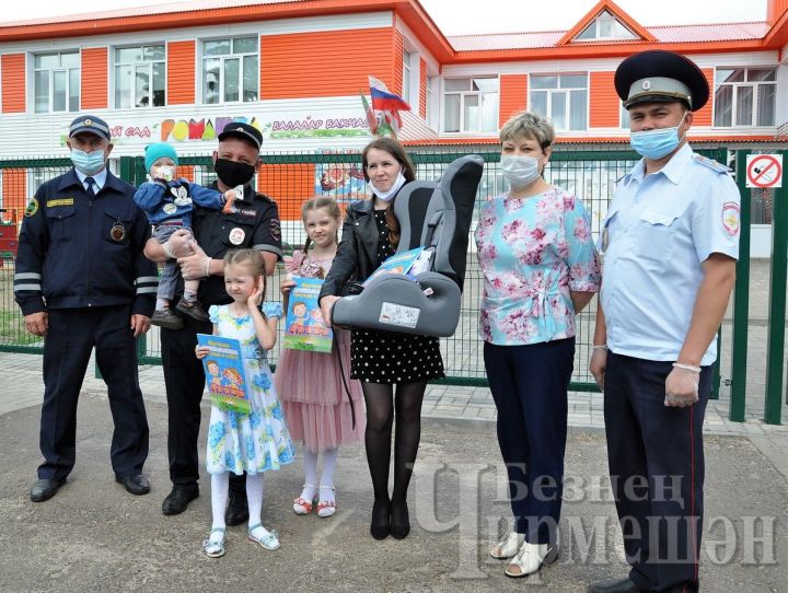 В Черемшанском районе инспектора ГИБДД подарили многодетной матери автокресло