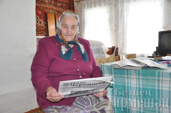Глава Черемшанского района оформил подписку для ветерана труда на газету "Наш Черемшан"