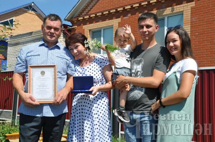 Семье Яландаевых из Черемшана вручили медаль «За любовь и верность»