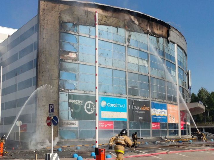 В Альметьевске загорелся торговый центр «Панорама»