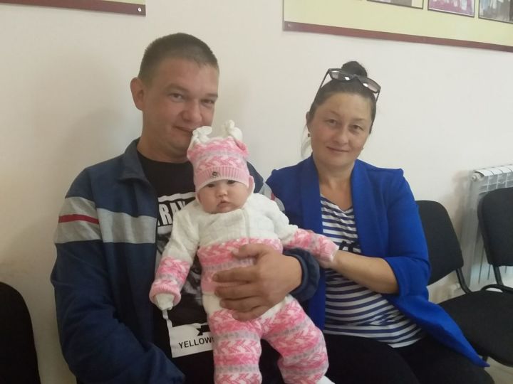 В селе Амирово Черемшанского района двум семьям вручили по 100 тысяч рублей