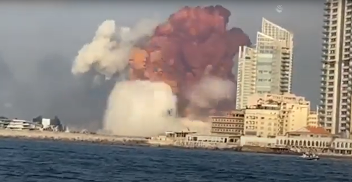Кадры мощнейшего взрыва в Бейруте облетели весь мир (ВИДЕО)