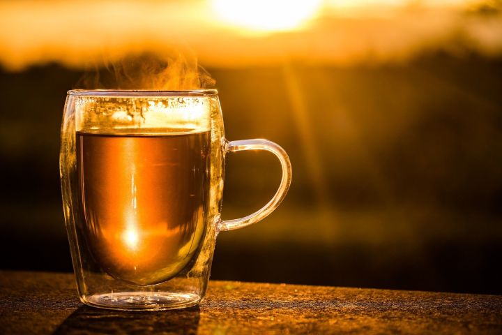 Физики выяснили, почему вскипяченный в микроволновке чай невкусный