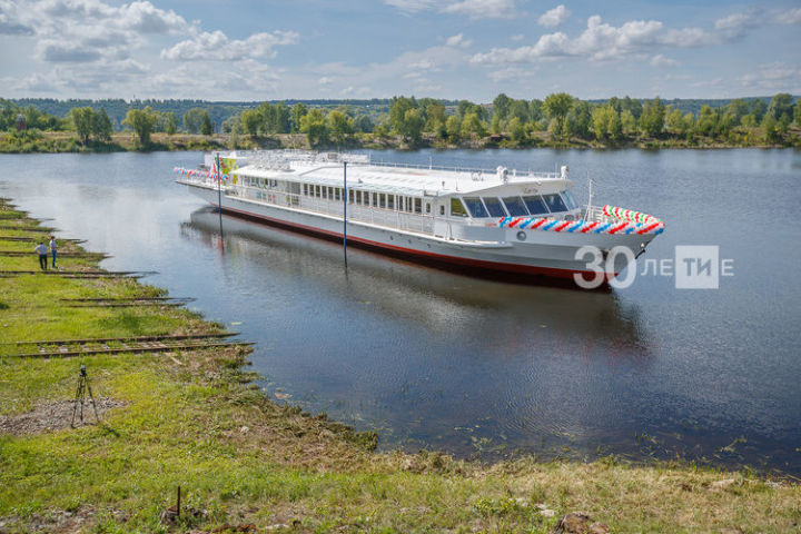 В Зеленодольске спустили на воду первое в России пассажирское судно на СПГ