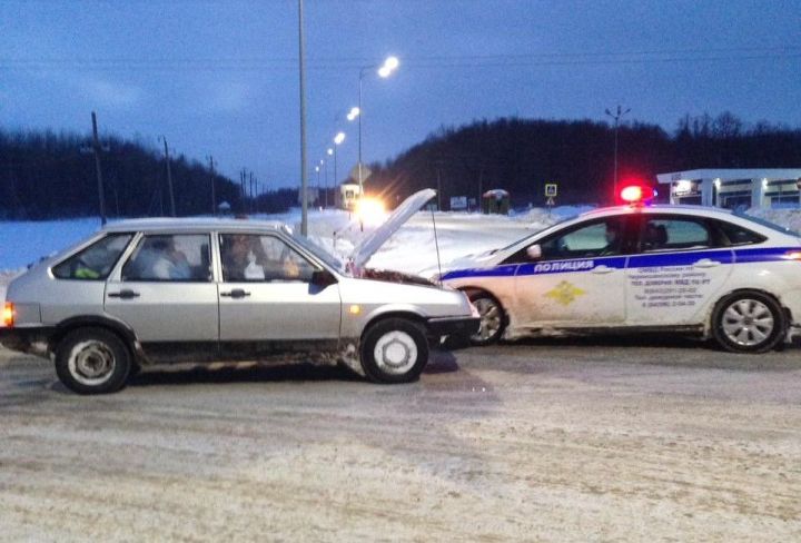 Черемшанские автоинспектора в сильный мороз помогли водителю завести машину