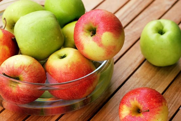 Нужно ли чистить яблоки: кожура вредна?