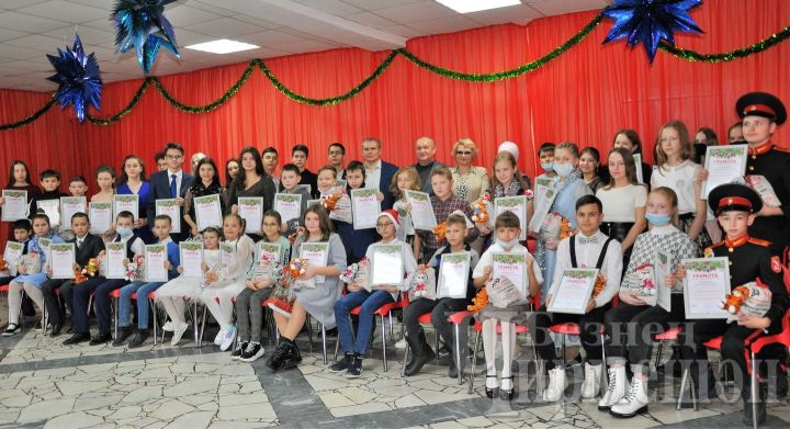 На праздничную елку главы Черемшанского района были приглашены 50 одаренных детей