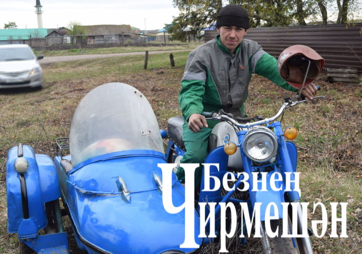 Нефтяник из Амирова бережно хранит мотоцикл деда и отчий дом