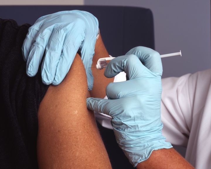 В Москве в июле cреди подростков начнут тестировать вакцину от Covid-19