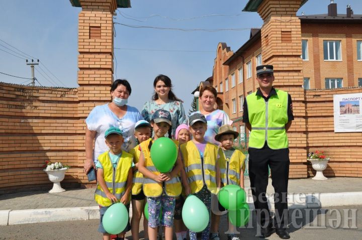 Чирмешән сабыйлары шоферларга бүләкләр тараттылар