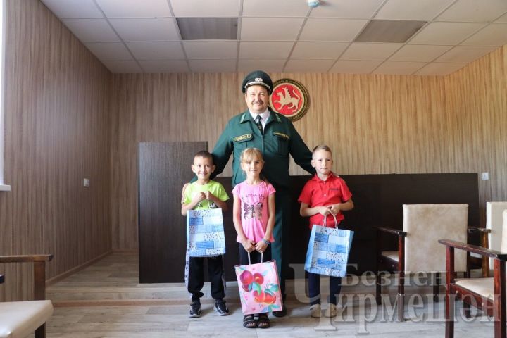 Дети черемшанских лесоводов получили подарки