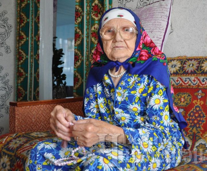 90-летняя жительница Нижнего Чегодая любит хоккей