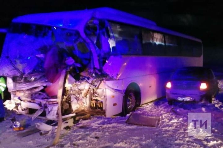 Водитель автобуса, попавшего в ДТП с грузовиком в Татарстане, скончался в больнице