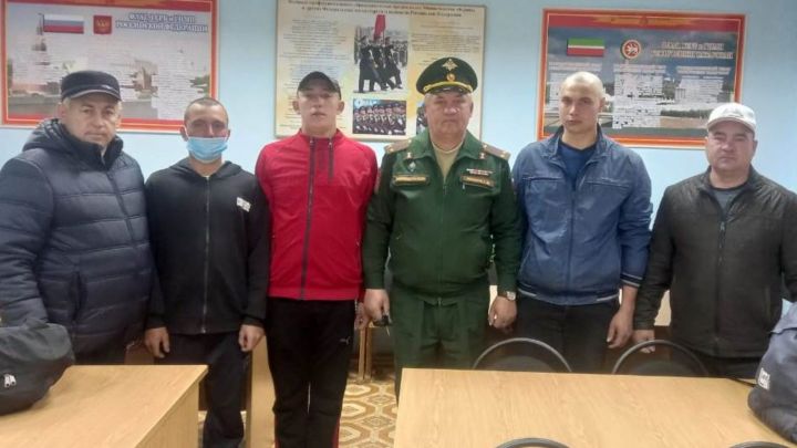 В Черемшанском районе проводили в армию первую команду призывников
