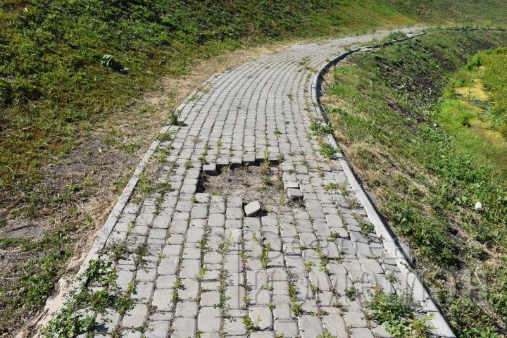 На тропинках вокруг озера в центре Черемшана разобрали брусчатку