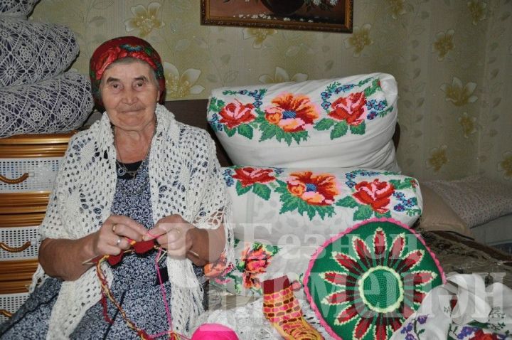 Лагеркада яшәүче якташыбыз “Җырлыйк әле!” тапшыруын караганда кул эшләрен куеп тора