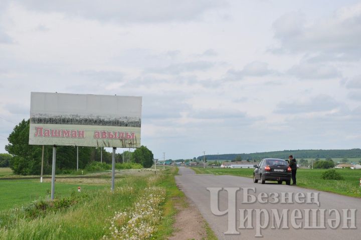 Лашманда Октябрь бәйрәмендә уңган төзүчеләргә тегү машинасы биргәннәр