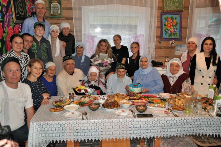 У Ахмадиевых, проживающих в Черном Ключе, вновь собрались гости