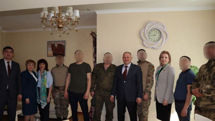 Район башлыгы хәрби операция зонасыннан ялга кайткан якташлар белән очрашты