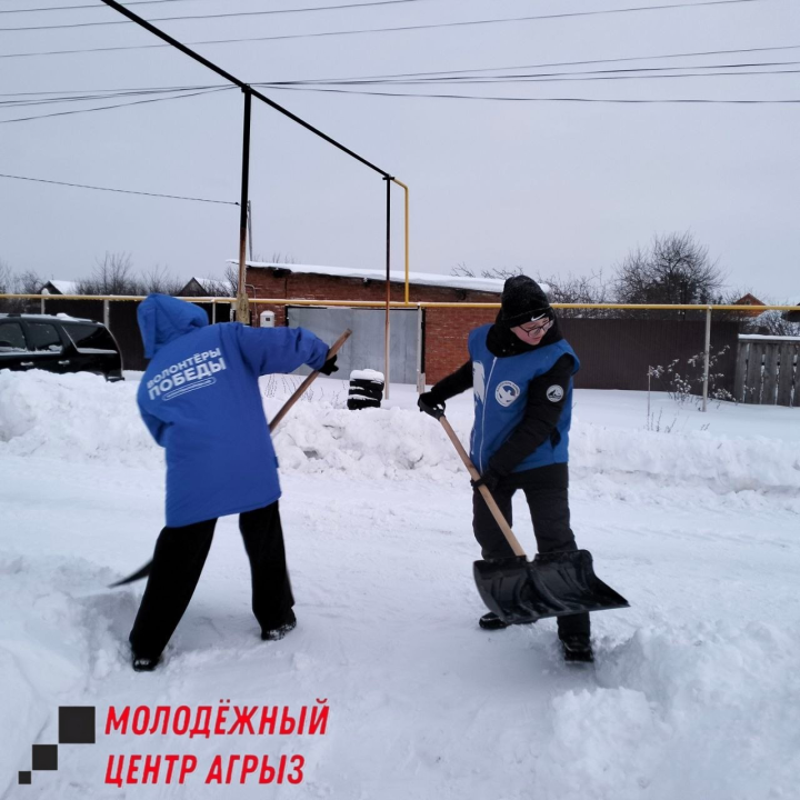 Справляемся со стихией вместе: молодежь Татарстана активно помогает жителям республики бороться со снегопадом