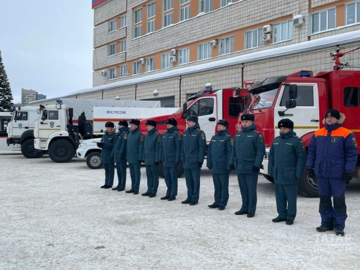 Татарстанским подразделениям МЧС вручили ключи от новой техники