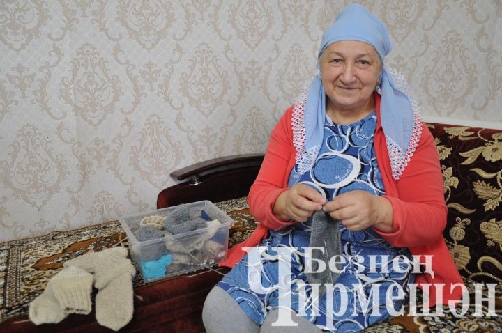 67-летняя Василя Гарифуллина из Туйметкина занимается на турнике