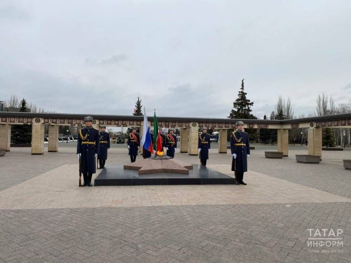 В казанском В парке Победы возложили цветы в честь Дня Героев Отечества