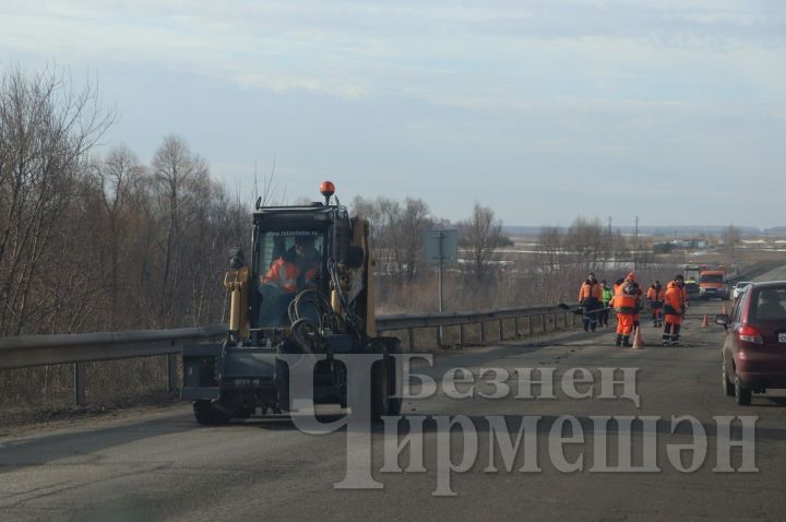 Чирмешән юлчылары сезонны чокырлар ремонтыннан башлады