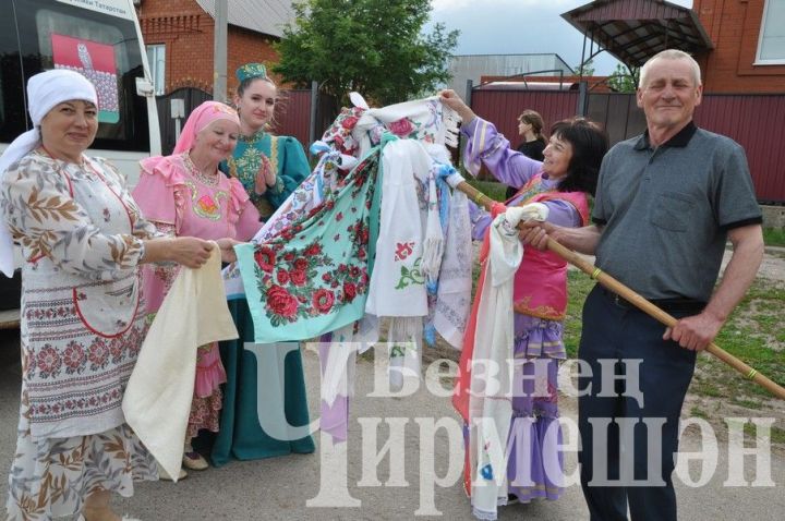 В Черемшане сборщиков полотенец угощали горячими блинами