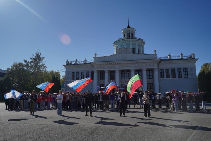 В честь Дня воссоединения новых регионов с Россией молодогвардейцы РТ устроили флешмоб