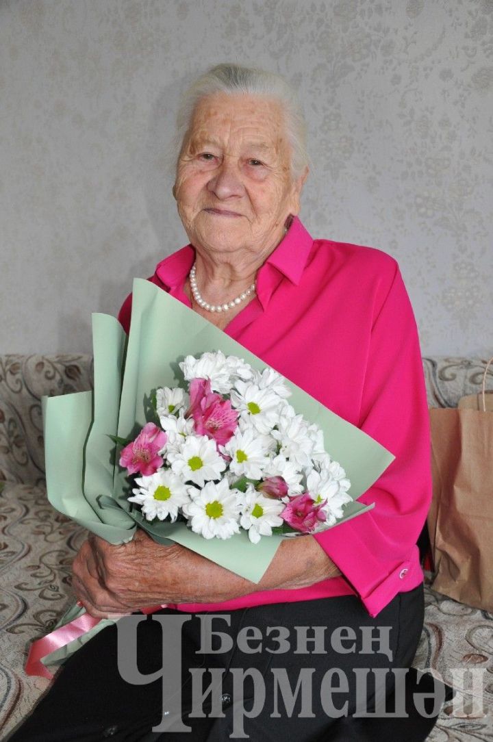 90-летняя Валентина Сомова из Кутемы выводит в инкубаторе цыплят