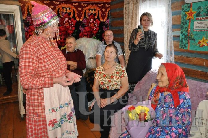 Яңа Элмәледән Зинаида әби үз кунакларын борынгы җыр белән сәламләде