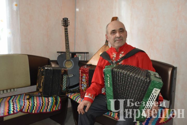 Яңа Элмәледән Николай Уламасов  алты яшендә гармунда уйный башлый