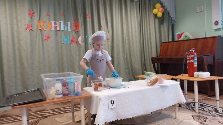 5-7-летние малыши из Черемшанского района продемонстрировали жюри изготовление коктейлей
