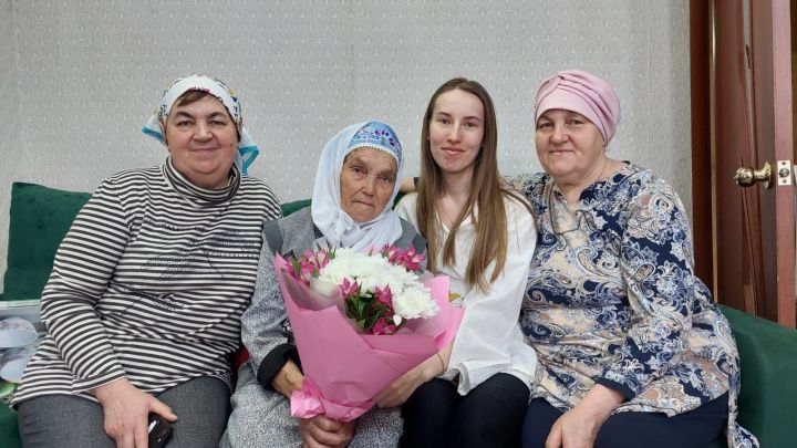 Әмирдә яшәүче Ракита Зарипованың туган көне 1 майга туры килә