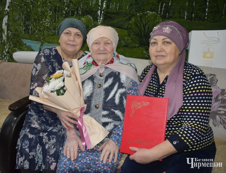 Кара Чишмә авылыннан Нәсимә Идиятованы Путин да котлаган