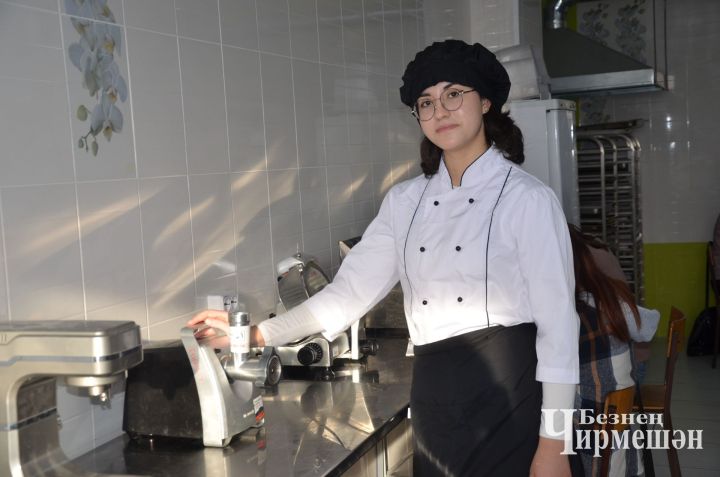 Чирмешәннән Самира Бабаева  12 яшендә үк коймак пешереп карый