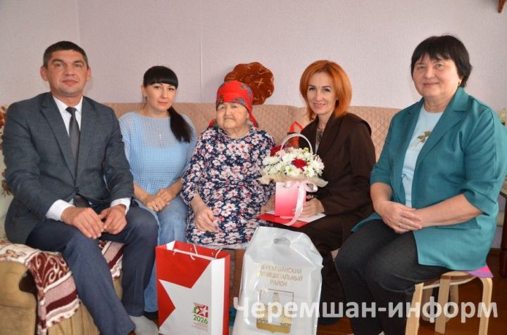 В Ульяновке поздравили труженицу тыла Зинаиду Никитину