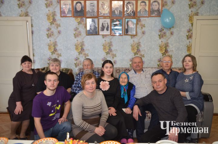 Әккәрәй авылыннан Елена Калмыкованың юбилеена ярты авыл җыелды