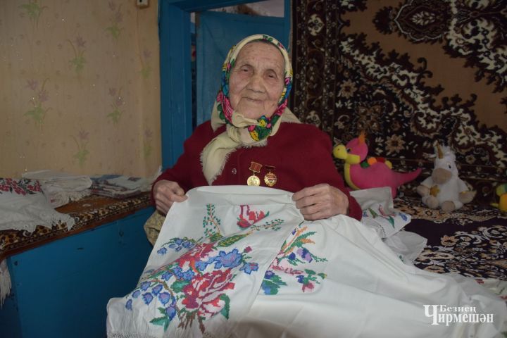 Иске Сережкинодан Елена Корнилованың сандыгындагы әйберләргә шаккатырлык