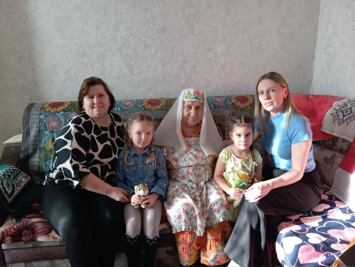 Лашманнан Мәснуга әби “оныкларын” чүлмәктә пешкән мич ашы белән сыйлады